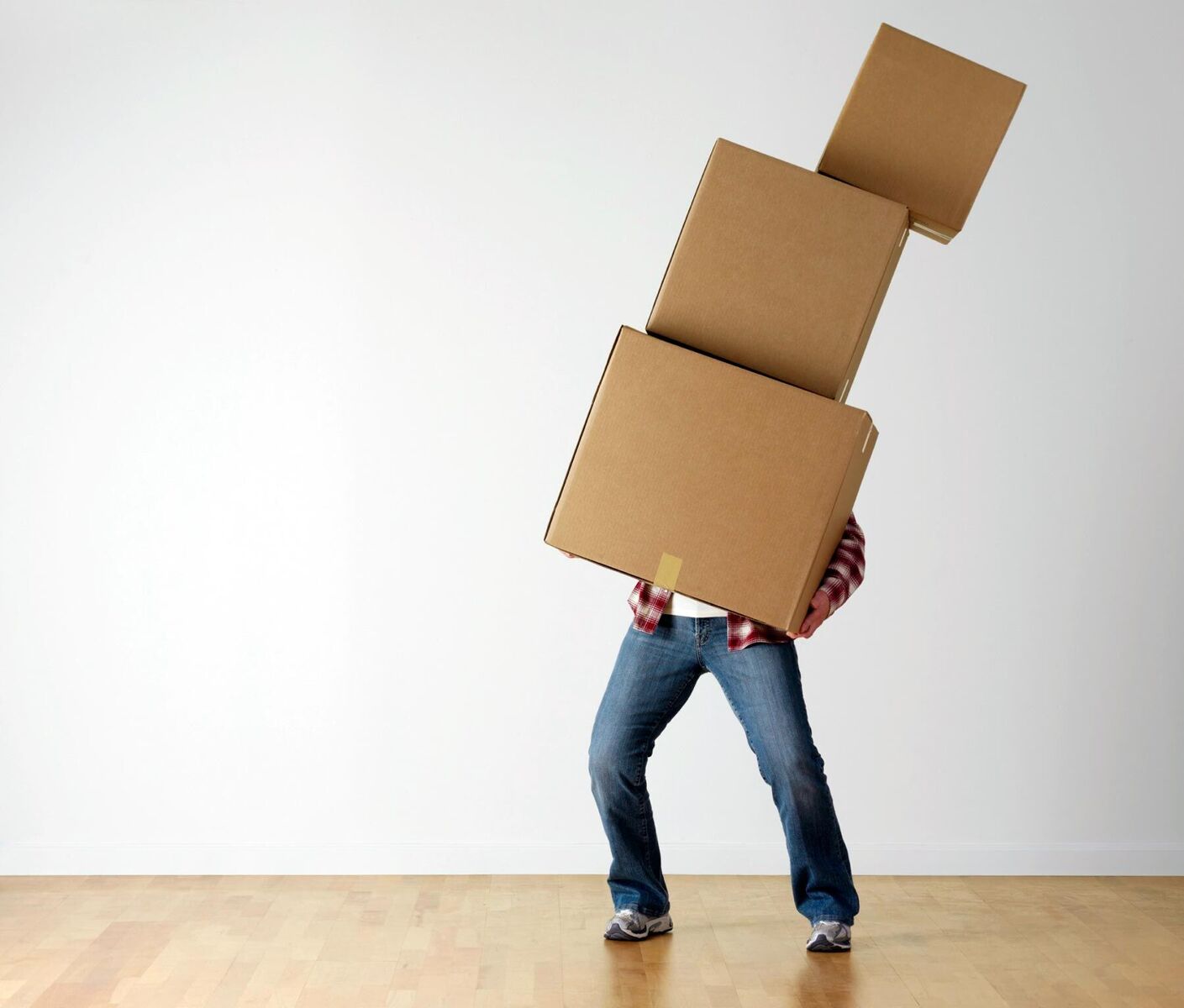 Человек с коробкой на голове. The boxes is big. Женщина открывает коробку. Человек двигает коробку. Мужчина держит коробочку.